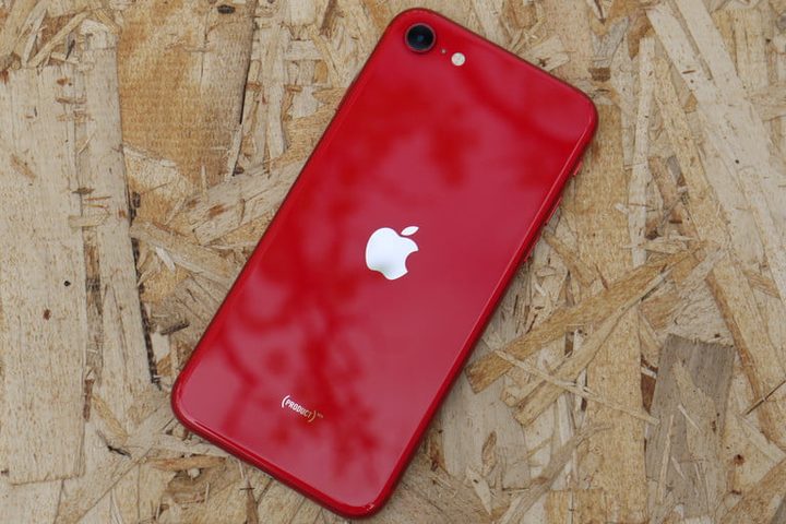 iPhone SE de color rojo