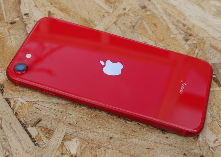 Parte posterior de celular rojo para comparar iPhone SE vs. iPhone 11