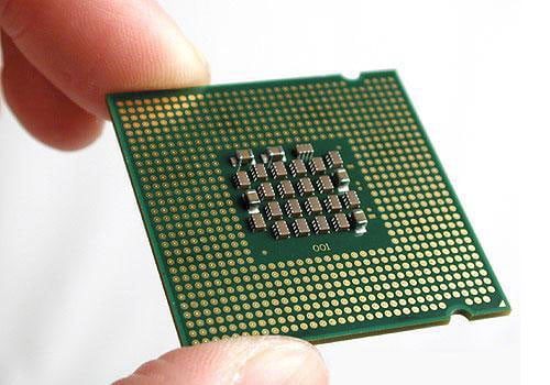 Vista inferior de un procesador donde se aprecian los puntos de contacto con el socket de la tarjeta principal, unos de los aspectos más importantes al comprar una PC para videojuegos