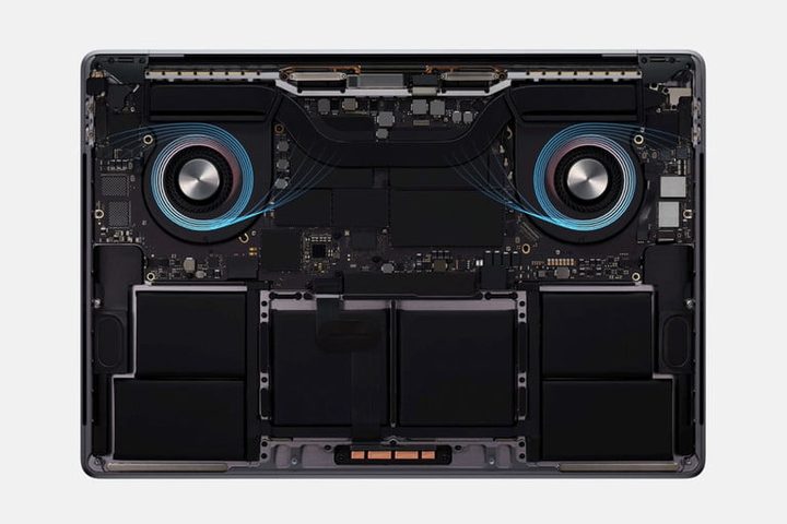 Interior de MacBook Pro 16 pulgadas mostrando su sistema de enfriamiento rediseñado