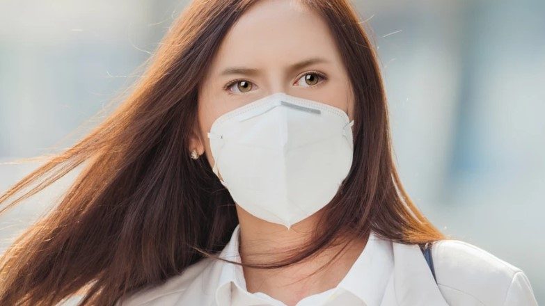 Mujer usando una mascarilla KN95