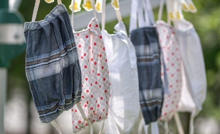 Mascarillas caseras en un colgador de ropa