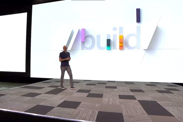 Un hombre sobre el escenario de una Conferencia Microsoft Build 2020