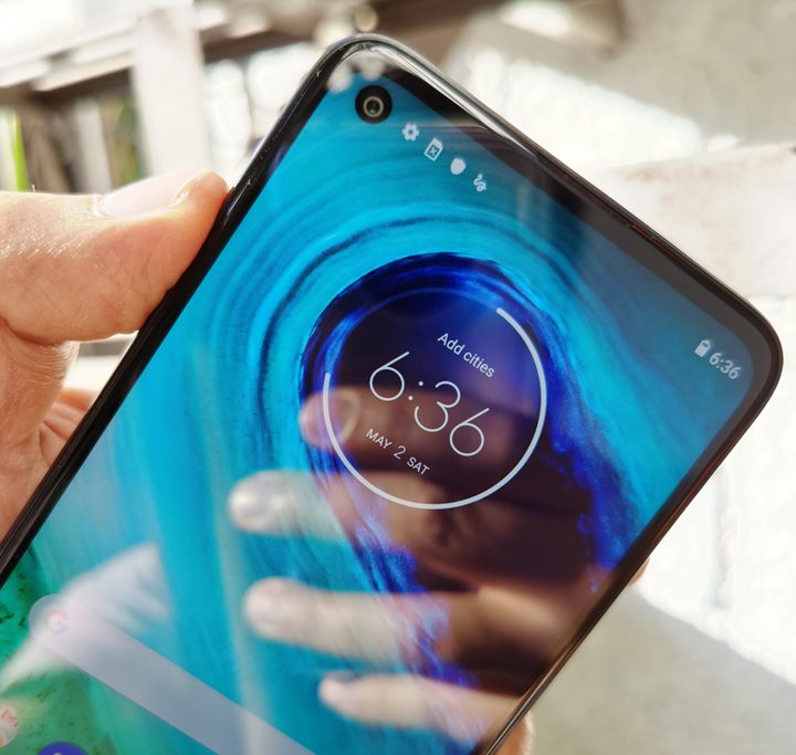 Usuario sosteniendo el Moto G8