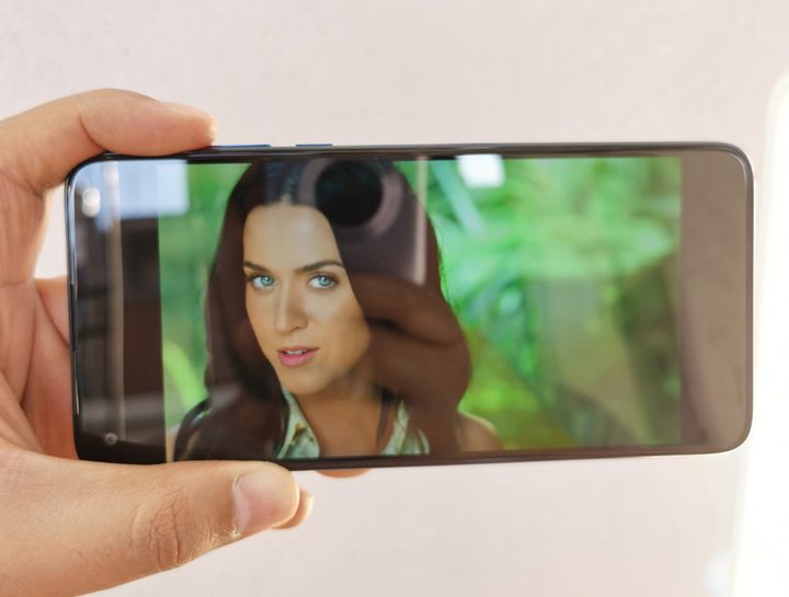 Usuario sosteniendo el Moto G8