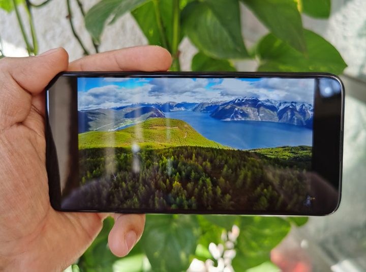 Usuario sosteniendo el Moto G8 Power