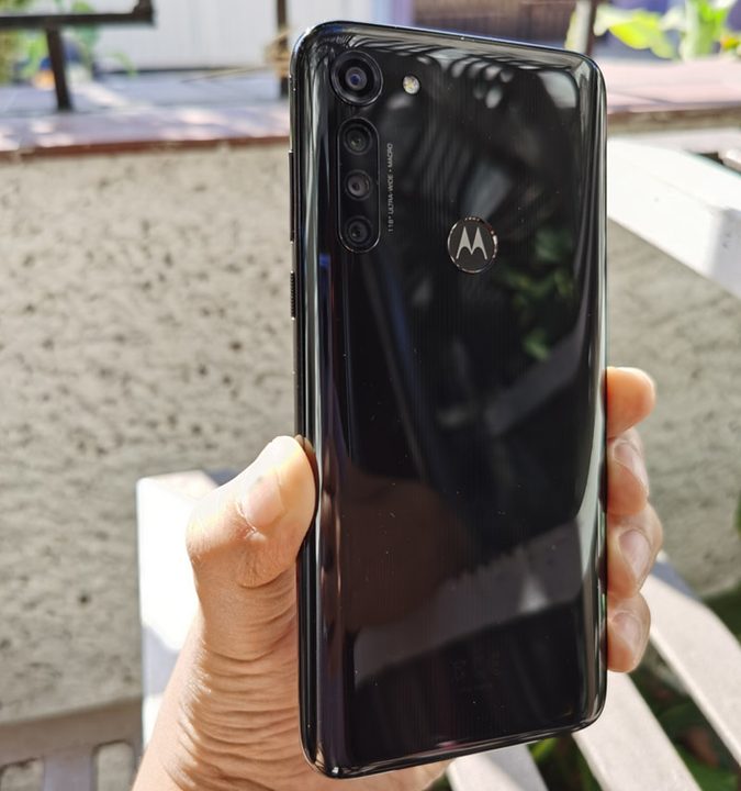 Usuario mostrando la parte trasera del Moto G8 Power
