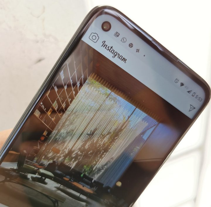 Moto G8 Plus ejecutando Instagram