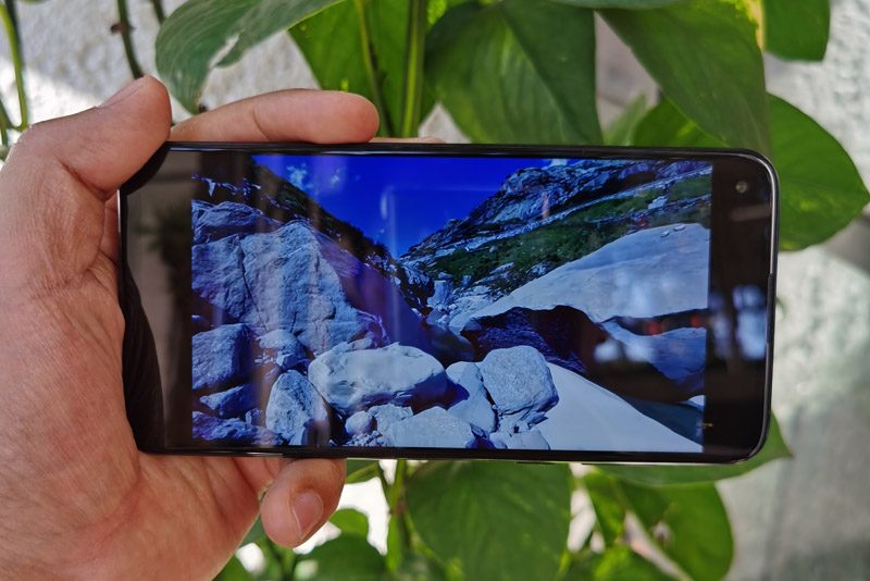 Usuario sosteniendo el Moto G8 Power