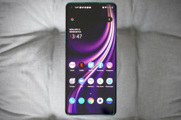 Pantalla del teléfono OnePlus 8 Pro con el menú de aplicaciones