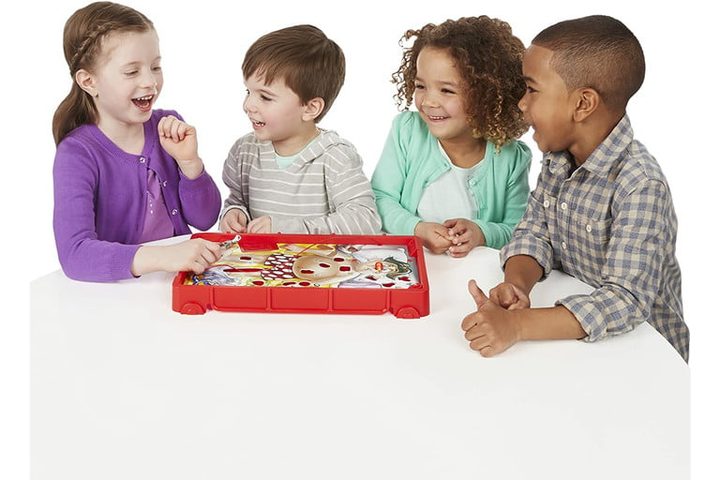 cuatro niños jugando a Operation