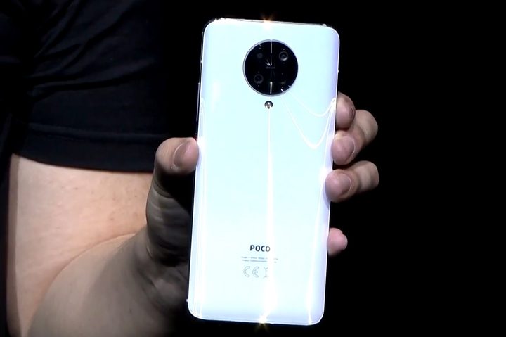 teléfono Poco f2 Pro de color blanco por la parte trasera