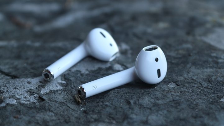 Un par de AirPods sobre una roca