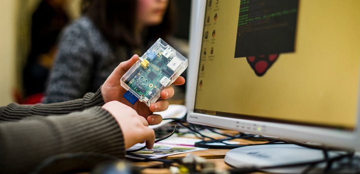 Arduino en un estuche en las manos de una persona