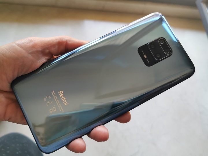 parte trasera del redmi note 9 pro en color gris y con efecto espejo
