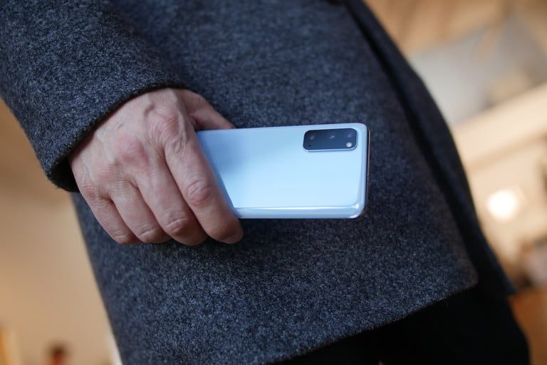 S20 Plus en la mano