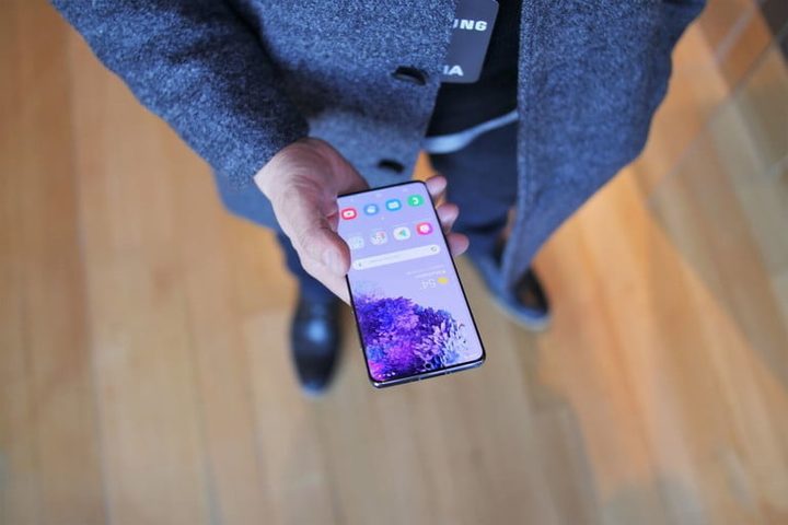 Samsung Galaxy S20 sujeto en una mano