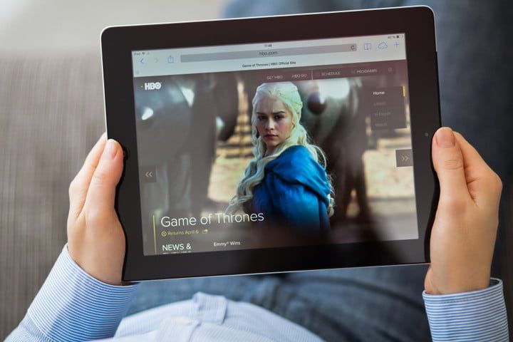 Una persona sostiene una tableta con una escena de Game of Thrones de HBO