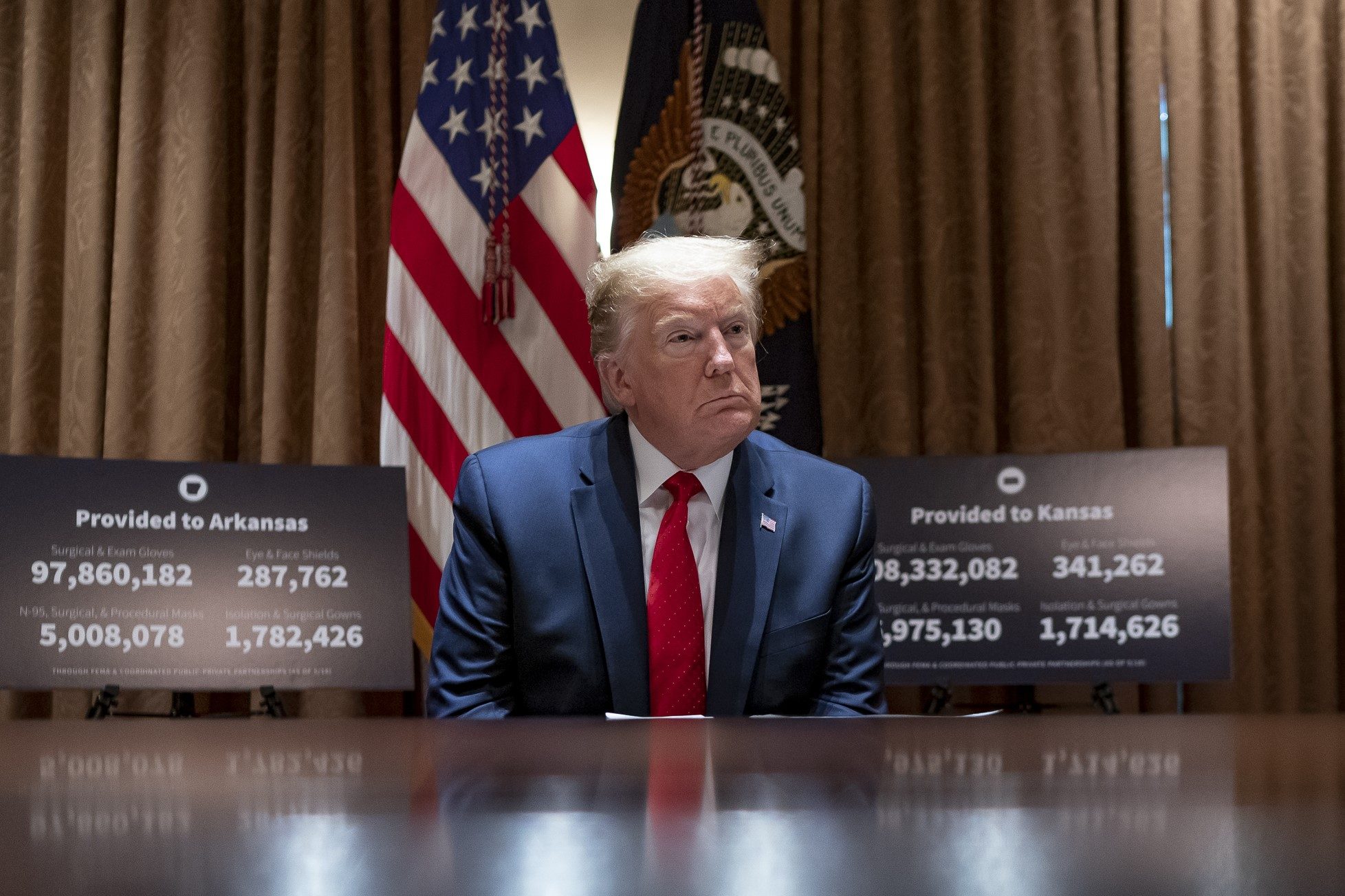 Trump amenaza con "regular o cerrar" las redes sociales