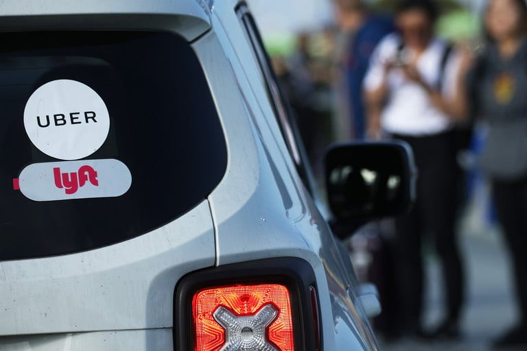 Exigen a Uber y Lyft reconocer a conductores como empleados