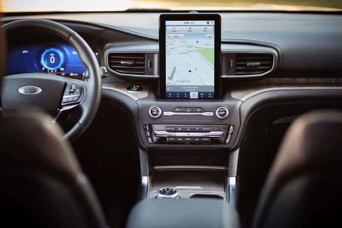 interior del Ford Explorer 2020 con una pantalla en el centro del salpicadero