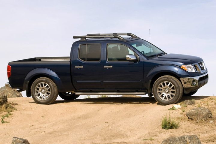 2010 Nissan Frontier de color azul aparcado en el campo