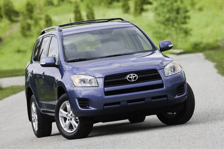 Toyota RAV 4 de 2009, de color azul, uno de los mejores coches usados