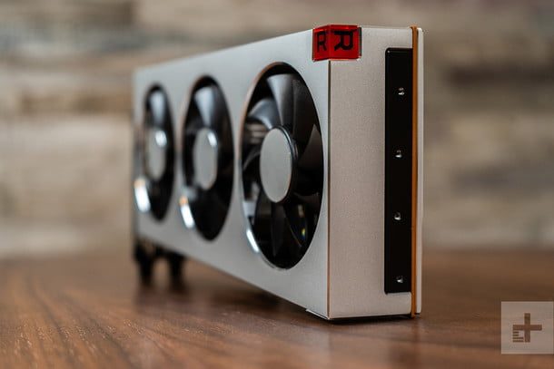 AMD Radeon VII sobre una mesa de madera