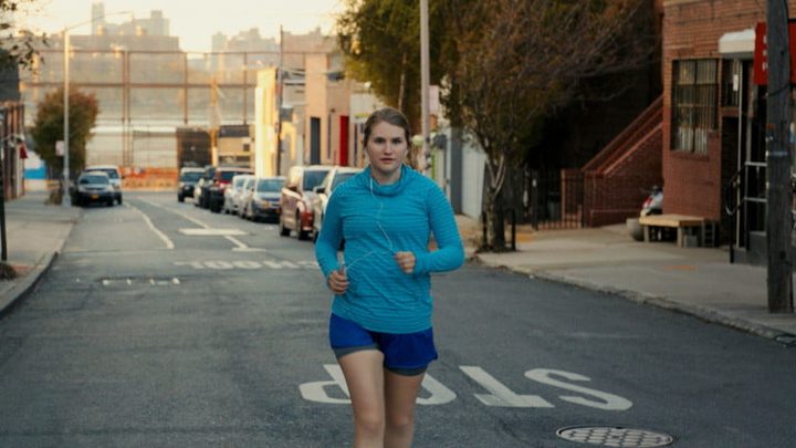 Frame de la película Brittany Runs a Marathon.