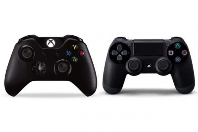 dos controles, uno de la consola xbox y playstation, de color negro