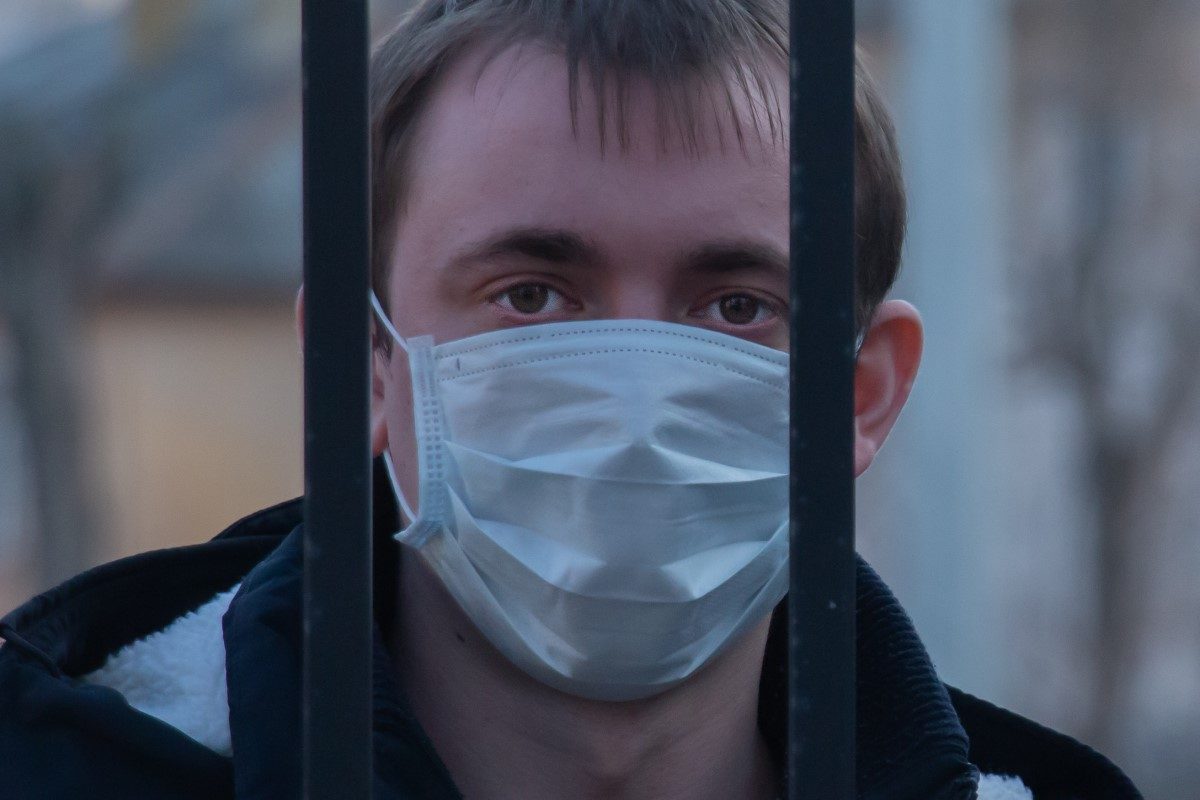 Por qué el COVID-19 es tan implacable con los varones