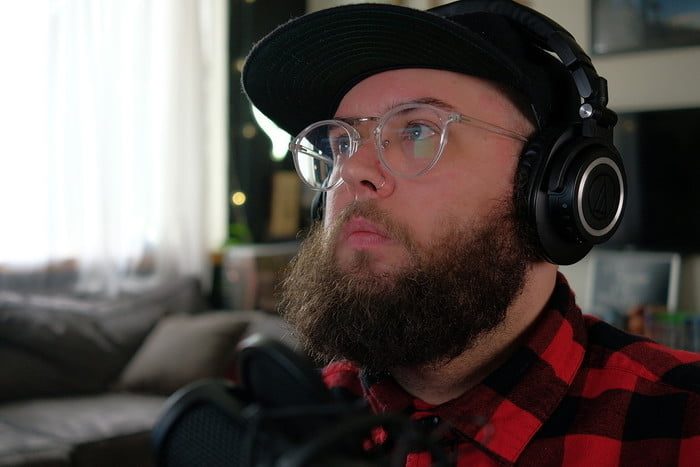 Hombre con auriculares puestos para un videoconferencia