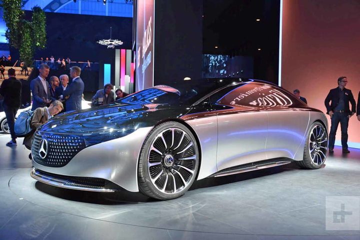 auto plateado dentro de un lugar con llantas grandes