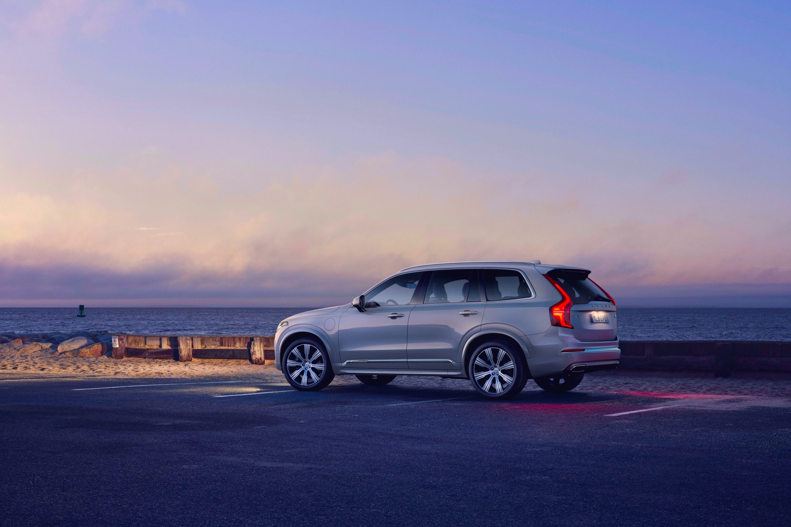Volvo XC90 T8 E-AWD Inscription en una playa
