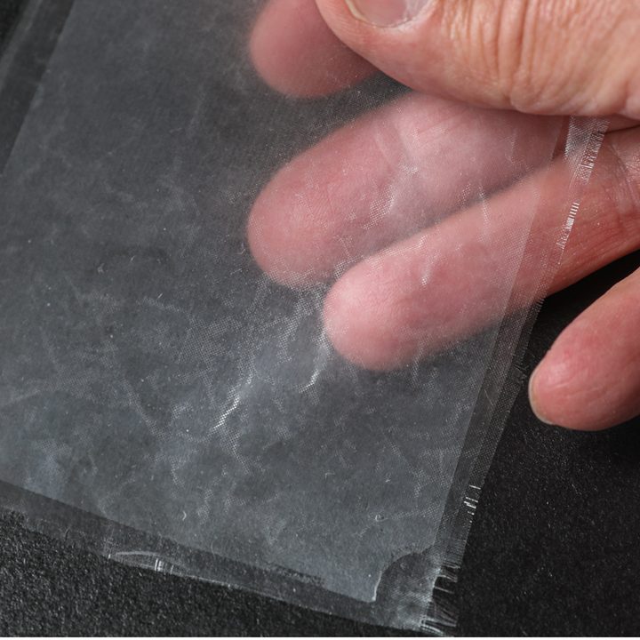 Científicos crean mascarillas transparentes y transpirables