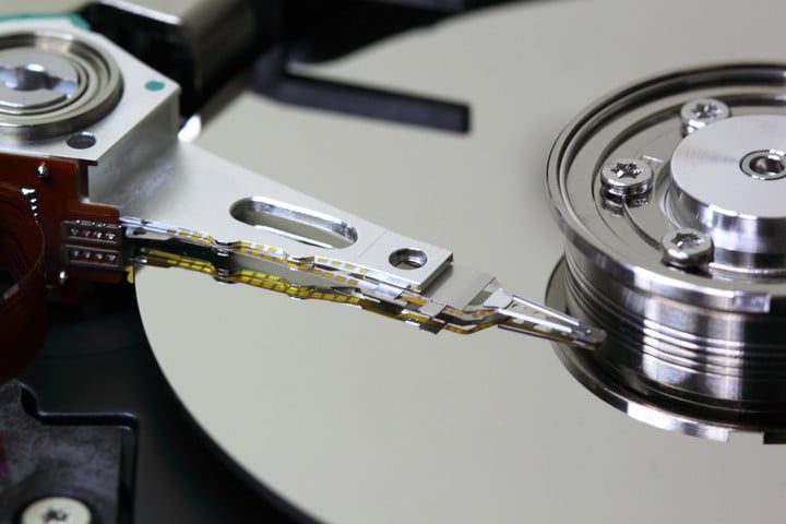 Vista interior de un HDD, donde se aprecia el disco metálico y la cabeza lectora. Si tienes un PC ruidoso, te decimos como silenciarlo
