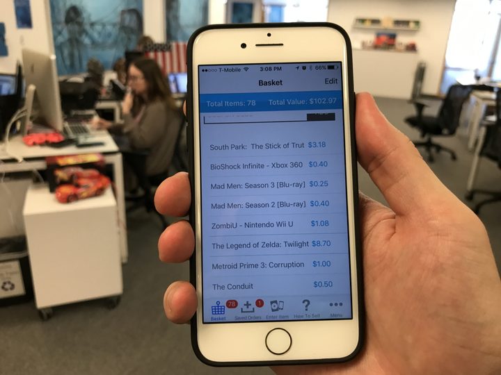 teléfono agarrado por una mano