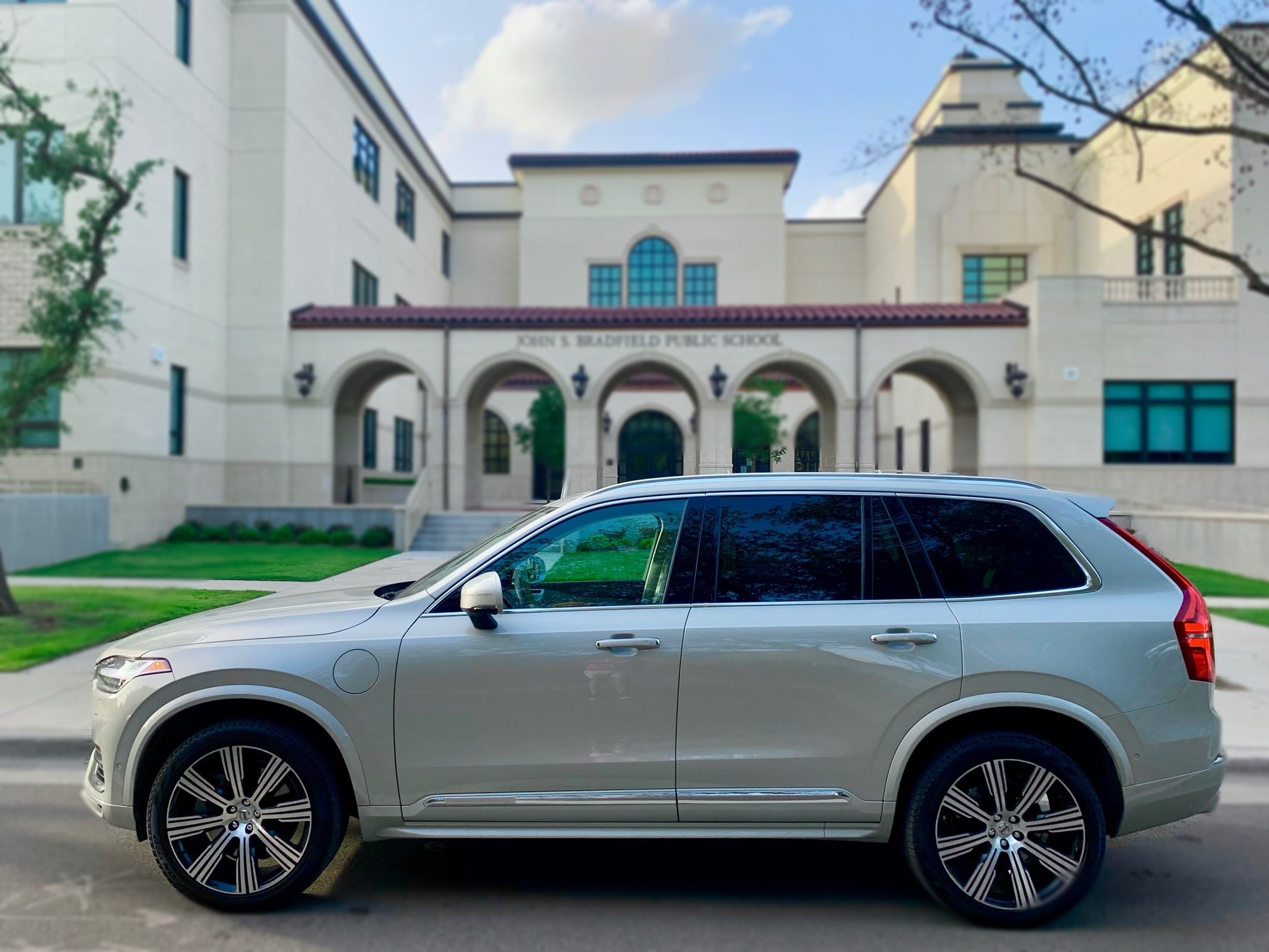 Volvo XC90 T8 E-AWD Inscription frente a una escuela