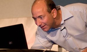 Jeff Bezos mirando un computador