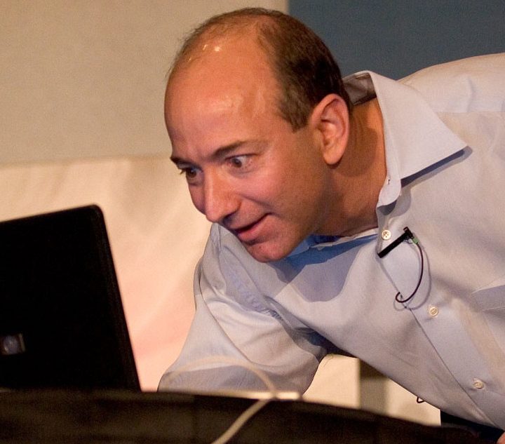 Jeff Bezos mirando un computador