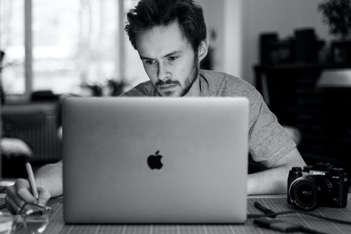 hombre con laptop mac