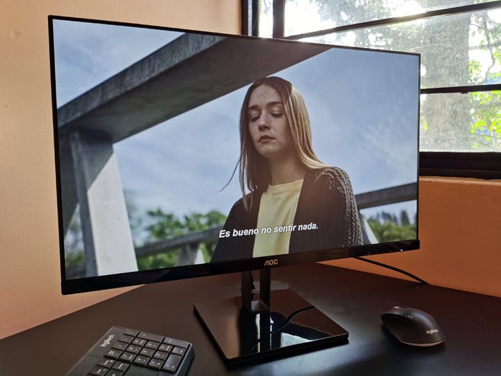 Monitor AOC 27V2H desplegando una serie de Netflix.