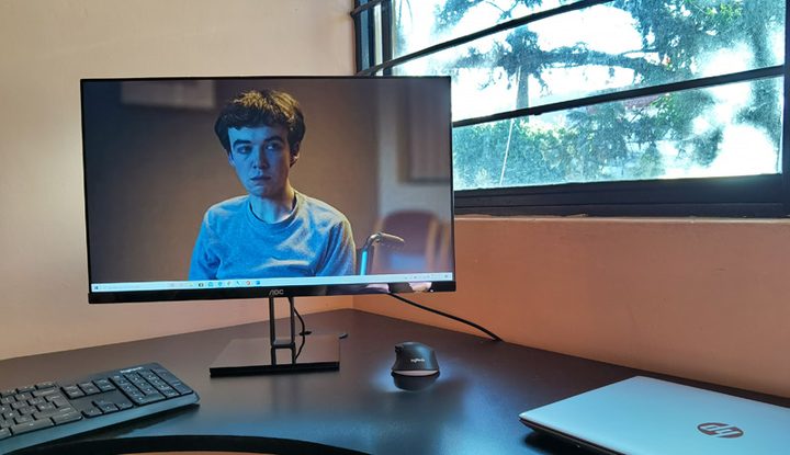 Monitor AOC 27V2H desplegando una serie de Netflix.