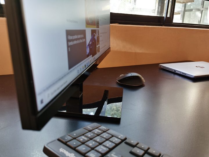 Base del monitor AOC 27V2H sobre un escritorio.