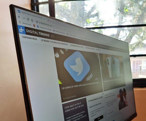 Detalle de una de las esquinas del del monitor AOC 27V2H.