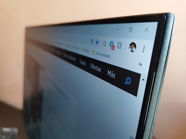 Detalle de una de las esquinas del del monitor AOC 27V2H.