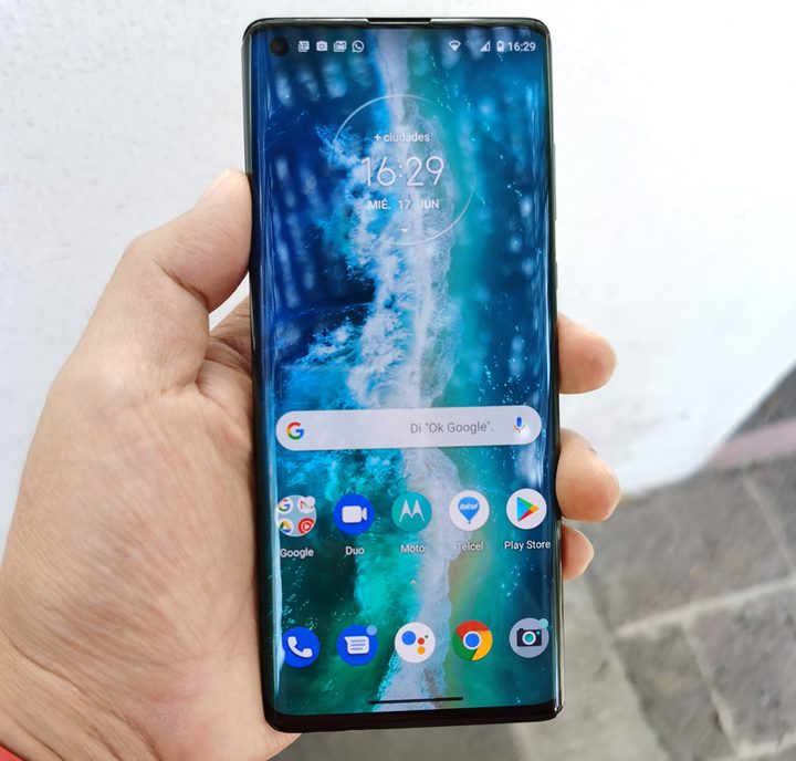 Persona sosteniendo el Moto Edge Plus.