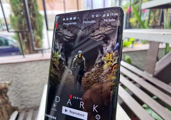 Detalle de la óptica principal del Moto Edge Plus.