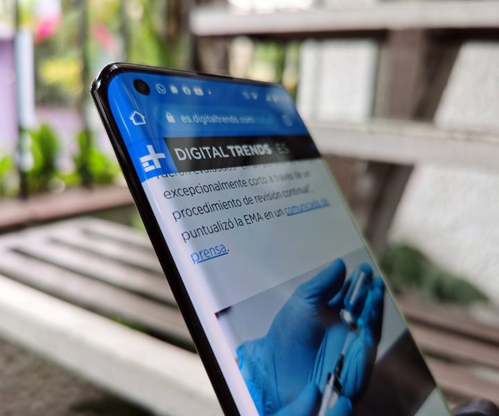 Persona sosteniendo el Moto Edge Plus.