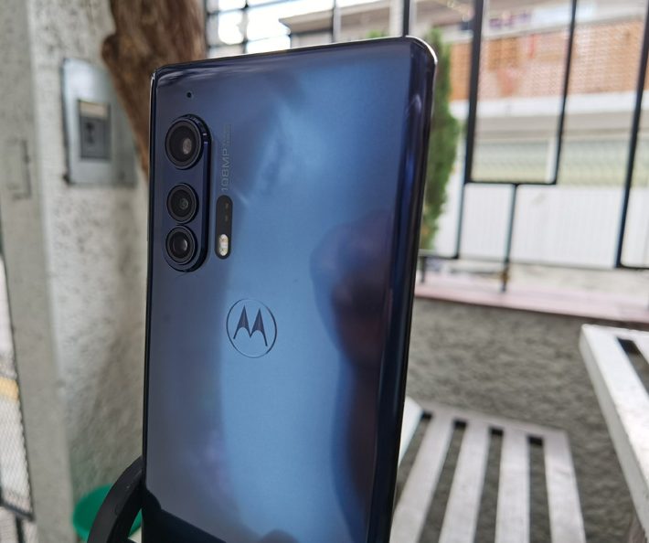 Persona sosteniendo el Moto Edge Plus.